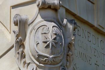 erb Martiniců na nároží fary ( © František Kinař 05/2017)