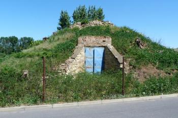 poničený vyhlídkový pavilon s ledárnou (© František Kinař 05/2017)