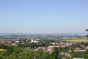 Pohled na obec z lokality hradiště (© Luděk Vláčil 05/2017)