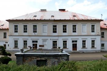 hlavní průčelí (© Pavel Zany Komárek 16. 4. 2010)
