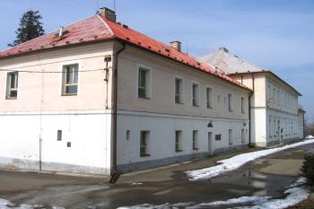 Průčelí zámku z jižní strany ( © Pavel Vítek 03/2006)