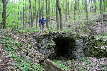 kamenný most na současné přístupové cestě k hradu (© D Dohňanský, 09/2013)