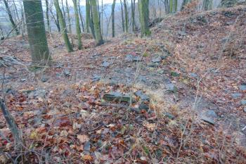 2,5m silná hradba oddělující jižní část hradu vlevo od severní (© Dušan Dohňanský 12/2020)
