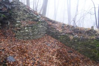 vnitřní nároží obvodové hradby s napojením na čelní věž hradu ( © Jan P. Štěpánek 01/2008)