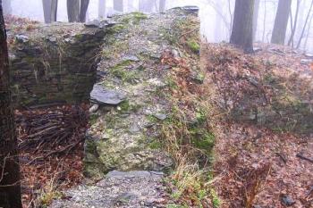 severní obvodová zeď tzv. nového paláce ( © Jan P. Štěpánek 01/2008)