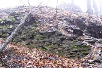zachovalý kus parkánové hradby na severovýchodě hradu ( © Jan P. Štěpánek 01/2008)