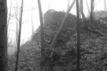 severní čelo hradu na skále s pozůstatky zdiva parkánové zdi ( © Jan P. Štěpánek 01/2008)