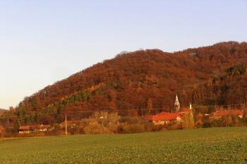 pohled na nenápadný vrch s pozůstatky hradu Drahotuše nad obcí Podhradí ( © Jan P. Štěpánek 12/2009)
