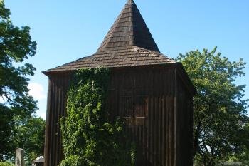 Kostelec - dřevěná zvonice (© Jiří Špaček, 05/2017)