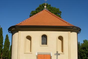Kostelec - vstupní průčelí kostela (© Jiří Špaček, 05/2017)