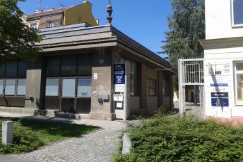 Brána u bývalého autosalonu (vlevo )dnes (© Ivo Rozehnal 05/2017)