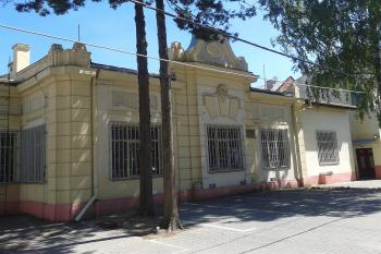 Jedna z budov bývalé automobilky (© Ivo Rozehnal 05/2017)