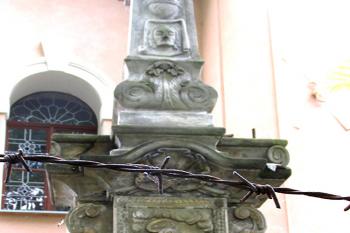 ´Ttorzo sousoší Kalvárie u kostela v Hrušové ( © Pavel Vítek 05/2017)