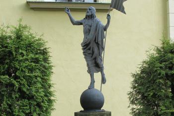 Před kostelem sv. Václava ( © Pavel Vítek 05/2017)