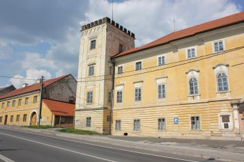 část zámku a dvůr (© Luděk Vláčil 08/2020)