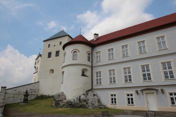 V pravo budova z konce 19. stol - výchovný ústav a později sirotčinec (© Luděk Vláčil 06/2017)