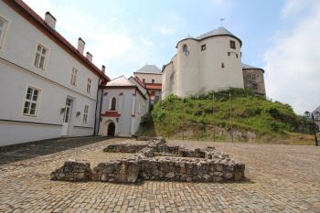 Uprostřed novogotické vstupní křídlo a v levo budova sirotčince. (© Luděk Vláčil 06/2017)