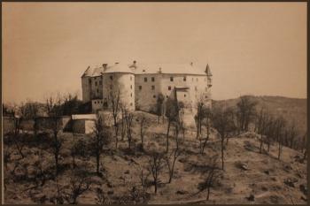 Sken z knihy Hrady, zámky a kaštiele na Slovensku, Osveta 1973, Štefan Pisoň. (© foto Pisoň (1969))