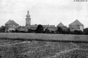 Areál před zbořením vnitřních budov v polovině. 20 století. (© zdroj: http://www.pamiatky.net/hrady-a-zamky/bzovik)