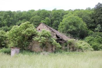 jeden z rozpadajících se objektů osady (© Luděk Vláčil 06/2017)