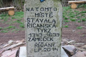 místní nadšenci "vztyčili" na jádře pamětní kámen (© D Dohňanský, 04/2016)
