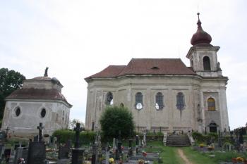 Kostel a pohřební kaple od severu ( © Ivan Grisa 05/2011)