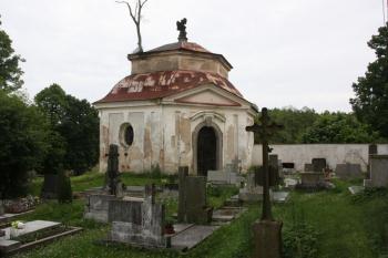 Pohřební kaple od západu ( © Ivan Grisa 05/2011)