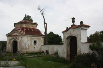 Pohřební kaple a východní brána hřbitova ( © Ivan Grisa 05/2011)