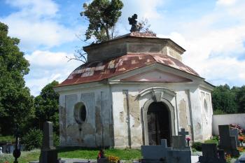 nárožní kostnice, dole (od silnice na Blatnou) hrobka Hildprandtů (© Anna Hladíková, 8/2008)