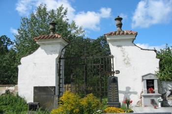 zadní hřbitovní brána (© Anna Hladíková, 8/2008)