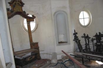 interiér nárožní hřbitovní kaple (© Anna Hladíková, 8/2008)