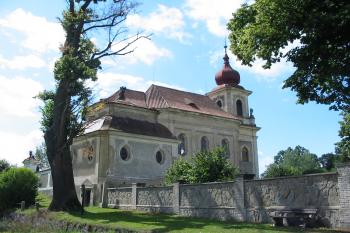 kostel s hrobkou rodu Hildprandtů od silnice na Blatnou (© Anna Hladíková, 8/2008)