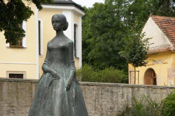 Česká Skalice - socha Barunky (© Jiří Špaček, 07/2008)