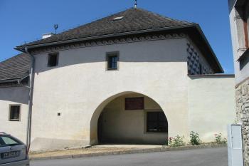 jižní strana tvrze (© D Dohňanský, 07/2015)