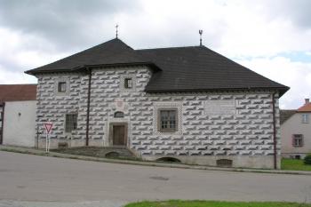 Tvrz od severu ( © Roman Řezáč 06/2004)