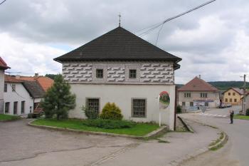 Východní čelo tvrze ( © Roman Řezáč 06/2004)