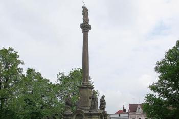 Sloup se sochou Panny Marie Immaculaty ve Vysokém Mýtě (© Pavel Vítek 05/2017)