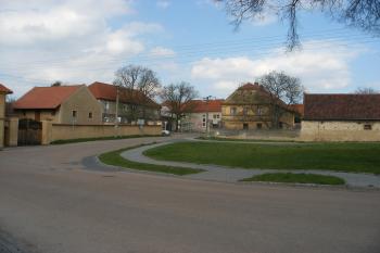 Dobrovíz - náves (© Jiří Špaček, 04/2017)