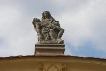 Dobrovíz - Pieta na bráně statku č. p. 16 (© Jiří Špaček, 04/2017)