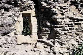 okénko v severní hradbě (© Miroslav Rybáček, 09/2003)