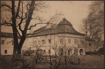 Sken z knihy Hrady, zámky a kaštiele na Slovensku, Osveta 1973, Štefan Pisoň. (© foto Pisoň (1969))