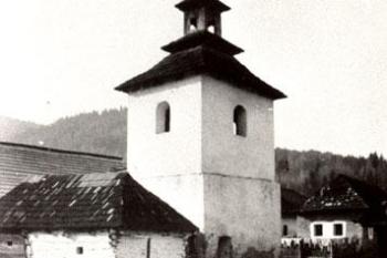 zvonice před zvýšením v r. 1932. (© zdroj: http://www.obnova.sk)