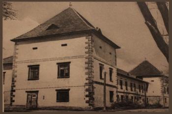 Sken z knihy Hrady, zámky a kaštiele na Slovensku, Osveta 1973, Štefan Pisoň. (© foto Pisoň (1969))