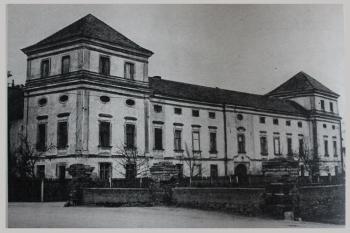 hlavní průčelí (západní křídlo) kolem r. 1970 (© foto Pisoň)
