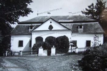 zámek na dobové pohlednici ( © zdroj:http://www.slovenskehrady.sk)