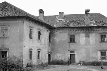 kolem r. 1972 (© zdroj: http://www.pamiatkynaslovensku.sk/kastiel-divinka)