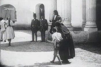 Kúria ve scéně z filmu Jánošík z  r. 1921 (© Jánošík 1921, kamera Jaroslav Siakeľ, Oldřich Beneš)