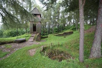 Brána s částí opevněné svatyně (© Luděk Vláčil 07/2017)