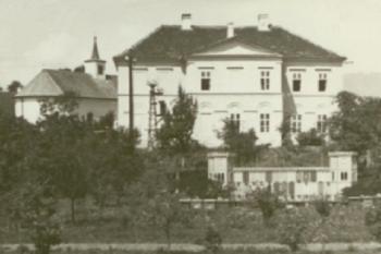 Zámek na dobové fotografii (pohled ze zahrady) (© zdroj:Kostolná-Záriečie)