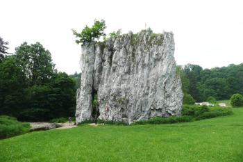 skála Hřebenáč u Sloupsko-šošuvských jeskyní ( © Jan P. Štěpánek 06/2008)